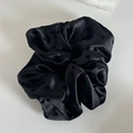 Elegante elastico per capelli in raso nero con motivo a cuore e texture in seta di qualità - Nero con cuore nero