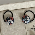 Gros plan sur les barrettes en tissu avec motif floral de baies de style forestier - 5# Chouchou Boule Bleue Fleur Blanche (Paire)