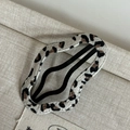 Detailansicht der Haarspange mit Leopardenmuster, Wellenkante und Metallbasis - 2# Grau Leoparden Cloud Haarklammer
