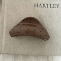 Détail d'une pince à cheveux en résine marron ornée de strass noirs brillants - Triangle Marron Pois Noirs