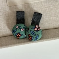 Détail des boutons en tissu vert foncé avec motif floral de style forêt naturelle - 8# Pince à Cheveux Boule Verte Fleur Kaki (Paire)