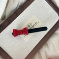 Elegante pinza para el pelo con lazo rojo en bandeja de madera con fondo de lino - Pinza de Pico de Pato con Lazo Rojo