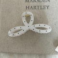 Détail d'une pince à cheveux à pois style français avec ressort en métal doré - Ovale Blanc Pois Noirs