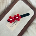 Pinza para el pelo vintage con flores rojas y perlas sobre una elegante base de metal negro - Pinza de Pico de Pato con Doble Flor Roja