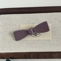 Dettaglio della molletta a fiocco in acetato lucido con scritta dorata France Handmade - Fiocco Viola