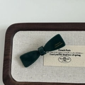 Vista dettagliata di un fermaglio per capelli a fiocco verde scuro con scritte oro - Fiocco Verde