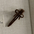 Bruine fluwelen strik haarklem met minimalistisch elegant ontwerp op beige achtergrond - Koffie Haarclip (1#植绒咖啡发夹)