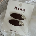 Detailansicht von zwei braunen Stoff-Haarspangen mit gestickten Blumen und kleinen Kristallen - 3# Khaki Oval Creme Blume