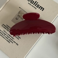 Pince à cheveux française élégante rouge bordeaux avec finition brillante sur un livre - Pince Courbée Épaisse / Rouge