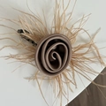 Dettaglio del fermaglio per capelli a rosa in seta champagne con piume di struzzo - Clip Capelli Fiore Tè al Latte Piuma