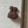 Détail d'un pendentif ours en tissu marron avec des traits de visage brodés simples - Pince à Cheveux Lapin Kaki (4#)