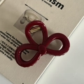 Détail d'une pince à cheveux nœud bordeaux avec finition brillante et ressort doré - Pince Nœud Double Ovale / Rouge