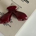 Dettaglio del fermaglio per capelli rosso scuro lucido con elegante design curvo - Pinza a Farfallino Aerodinamica / Rosso