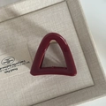 Detalle de pinza para el pelo color burdeos con acabado brillante y muelle dorado - Forma de Triángulo Rojo Vino