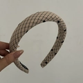 Dettaglio fascia per capelli scozzese kaki con piccoli cuori neri e design imbottito - Cerchietto a Righe Tè al Latte (3#)