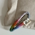 Pince à cheveux tricotée arc-en-ciel avec étiquette sur un fond minimaliste - Pince Goutte en Laine Colorée (21#)