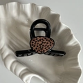 Dettaglio della pinza per capelli con stampa leopardata su vassoio in resina di alta qualità - Molletta Capelli Incrociata Tartarugata Leopardata