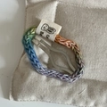 Détail d'une pince à cheveux tricotée à la main arc-en-ciel avec étiquette de lapin - Pince Nuage en Laine Colorée (22#)