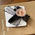 Elegante fermaglio in pizzo nero con fiore in rete rosa e dettaglio in perla - Stile Fiore Rosa Pizzo Nero