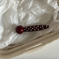 Pinzas para el pelo rojas con lunares blancos y perla redonda en bandeja blanca - Ovalado / Burdeos