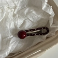 Pinza para el pelo roja retro con lunares y perla de cereza en caja de regalo - Gota de Agua Hueca / Burdeos