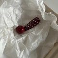 Detalle de pinza para el pelo con lunares rojos y colgante de cereza en una caja - Gota de Agua Lunares / Burdeos