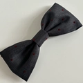 Vista dettagliata del papillon in tessuto grigio scuro con motivi a pois rossi accesi - Pinza per Capelli Fiocco Grigio Grande Pois Rossi