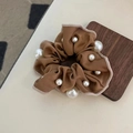 Maillard bruine luipaard haarscrunchie met satijnen textuur en imitatieparel accenten - Koffie Parel Haarelastiek