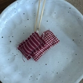 Détail de charmes pomme en tissu fait main avec motifs à rayures et carreaux sur plat céramique - Carré à Carreaux Rouge (3#)