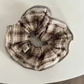 Dettaglio dell'elastico a quadri retrò con bottone ed etichetta fatta a mano - 4# Scrunchie a Strisce Caffè