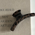 Dettaglio di una grande pinza per capelli leopardata con finitura lucida su un libro - 6# Leopardo Scuro Stile Appendiabiti