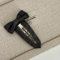 Dettaglio di un fermaglio per capelli a fiocco grigio scuro con texture denim e clip - Fermaglio a Goccia con Fiocco Grigio
