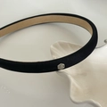 Diadema minimalista de satén negro con detalle de metal plateado en un plato blanco - Negro