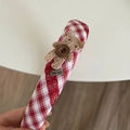 Dettaglio del cerchietto in tessuto a quadretti rossi con orsetto e targhetta in metallo - Cerchietto Plaid Rosso Orsetto