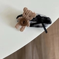 Dettaglio di un fermaglio per capelli a forma di orsetto marrone con fiocco nero e base - Fermaglio per Capelli Ovale Plaid Nero Orsetto