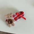 Dettaglio della molletta a scacchi rossi con orsetto di peluche e fiocco di seta - Fermaglio per Capelli Ovale Plaid Rosso Orsetto