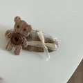 Dettaglio della clip per capelli a scacchi con orsetto in maglia e fiocco beige - Fermaglio per Capelli Ovale Plaid Tè al Latte Orsetto