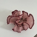 Vista de cerca de coletero rosa plisado con texturas finas y bordes ondulados granates - Estilo Rojo Pequeño (2#)