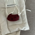 Dettaglio mini borsa in tessuto rosso scuro con ricamo a forma di orso e lacci in cotone - Fermaglio Coniglio Borgogna