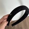 Detalle de diadema de terciopelo negro con placa ovalada de plata grabada Love - Negro (Estilo 1)