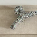 Détail macro d'une grande pince à cheveux en tweed avec paillettes et texture tissée - 10# Blanc Grand Croix Pince à Cheveux
