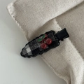 Barrette à cheveux cerise avec tissu à carreaux noir et blanc et cerises rouges - Pince à Cheveux Goutte d'Eau Carreau Noir et Blanc avec Cerise