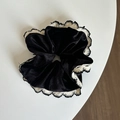 Detail van fluwelen kant haarelastiekje met zwarte stof en crème gehaakte randen - Zwart Geflockte Scrunchie