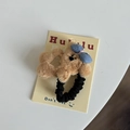 Dettaglio dell'elastico per capelli con orsetto di peluche, fiocco blu e ricamo a cuore - Orsetto Marrone Elastico Fiocco Blu