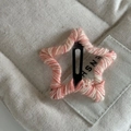 Détail de la pince à cheveux étoile en tricot rose et blanc avec texture en laine douce - 7# Rose Étoile