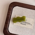 Dettaglio del fermaglio per capelli in acetato verde con trama liscia e finitura a mano - Verde