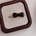 Detalle de una pinza para el pelo de acetato marrón con inscripción dorada - Marrón Oscuro
