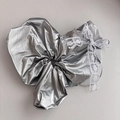 Scrunchie metallico argento con elegante fiocco in pizzo bianco e dettagli piegati - Stile Argento