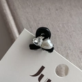 Primer plano de una mini pinza para el pelo negra con dijes de corazones y perlas - Negro Pequeña Cruz Corazón Perla