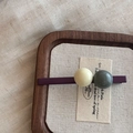 Minimalistische paarse haarspeld met harskralen op houten dienblad en linnen achtergrond - 4# Wit Marineblauw Bal Clip